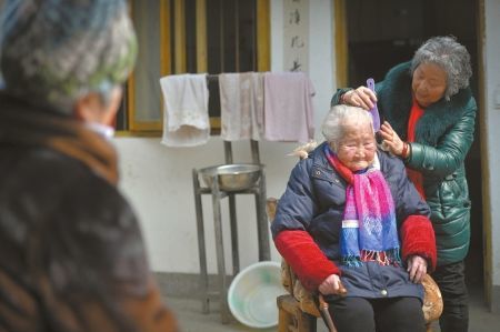 105岁老人全家共96口人 年龄相加达3850岁