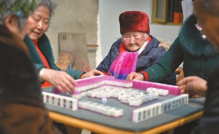 四川一105岁老人全家96口人 年龄相加达3850岁