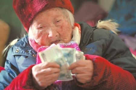 四川一105岁老人全家96口人 年龄相加达3850岁