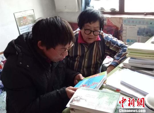 86岁“才女奶奶”笔耕不辍 30万字诗词传颂中国梦