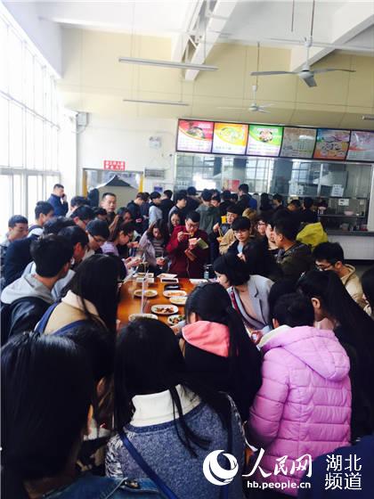 武汉一高校食堂推出40余道新菜 免费三天邀师生品尝