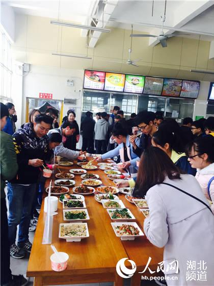 武汉一高校食堂推出40余道新菜 免费三天邀师生品尝