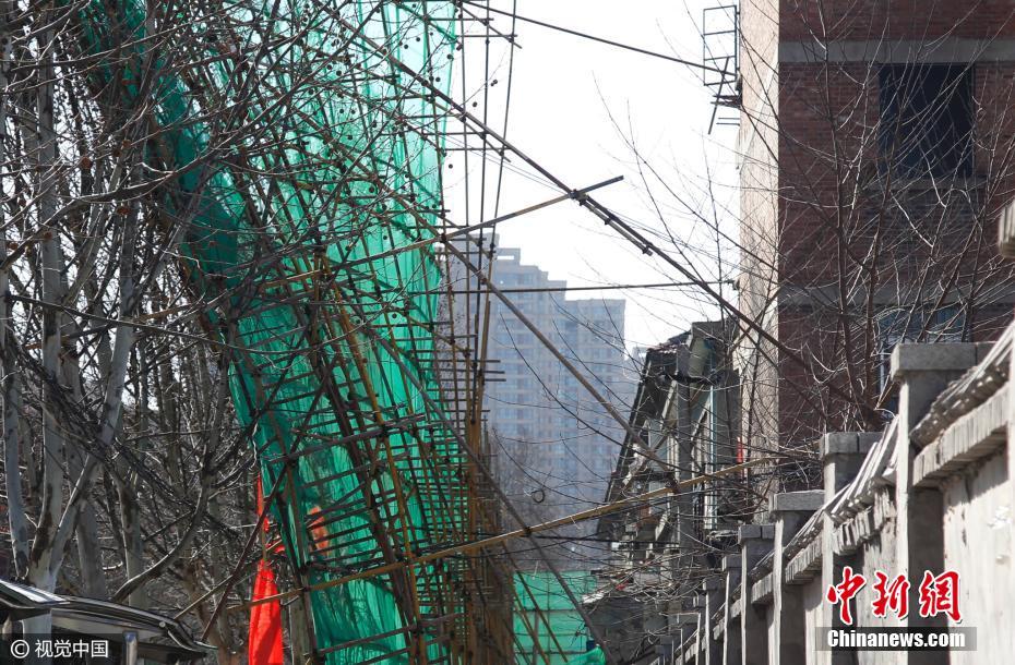 大风突袭郑州 几十吨重钢架被“撕”开