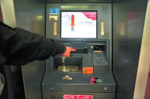 窃贼改装ATM被监控直播 保安遥控锁门将其困住