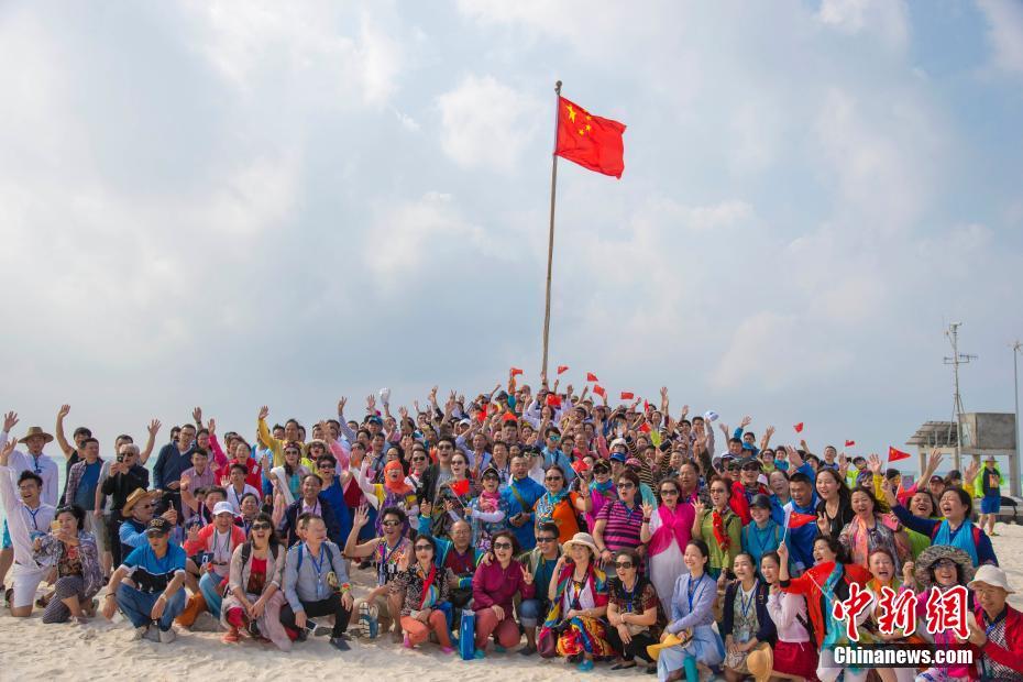 中国大陆游客登上西沙全富岛参加升旗仪式