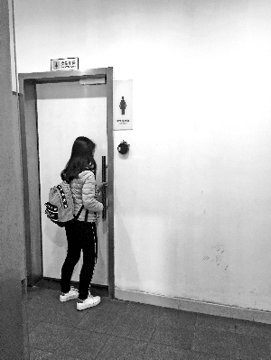 北京一大厦卫生间装门禁 如厕办卡需押百元(图)
