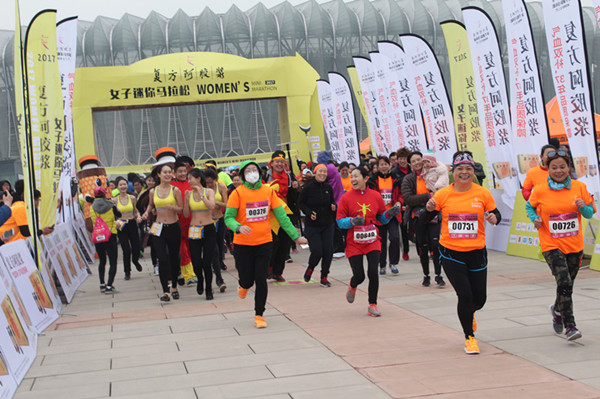 山东济南举行女子迷你马拉松 呼吁都市白领远离亚健康