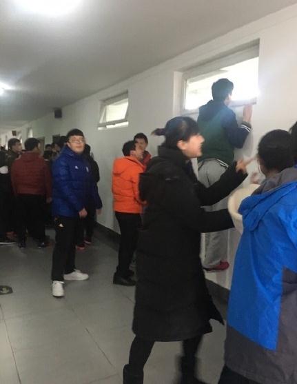 王源回校遭围观 围观多数是男同学