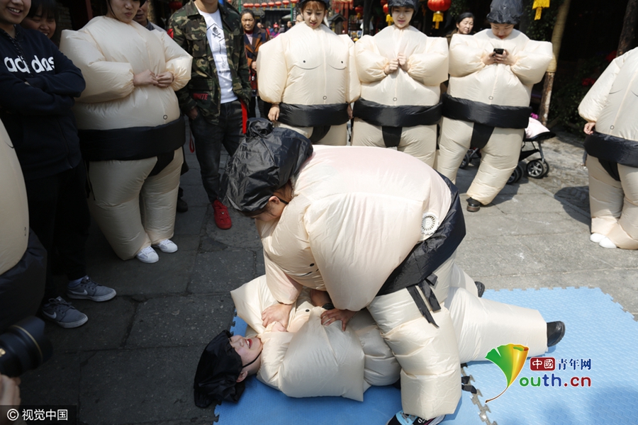 杭州一景区举行女子“相扑” 呼吁女性减压