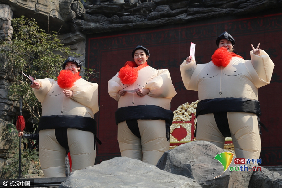 杭州一景区举行女子“相扑” 呼吁女性减压