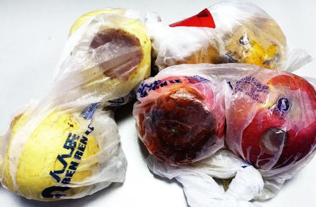 超市公开销售腐烂水果 顾客：超市敢卖就说明能吃