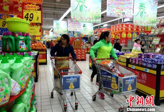 西宁妇女超市“抢购”迎“三八”