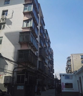 3岁男童独自被锁家中 爬厨房窗台不幸坠楼身亡