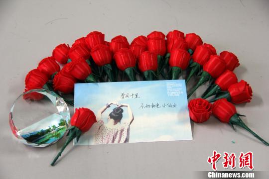 工科男的浪漫：江西一高校女生“女生节”获赠3D打印玫瑰
