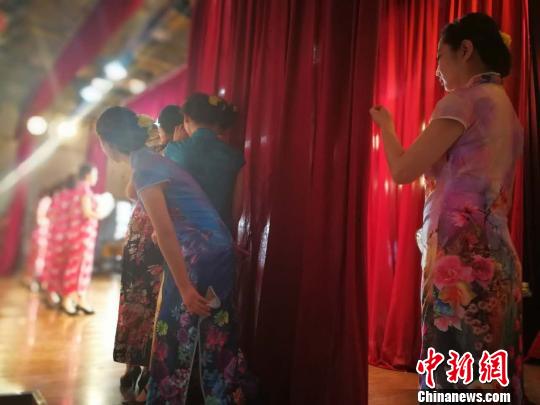 “白衣天使”换装旗袍 展示被“掩盖”的美