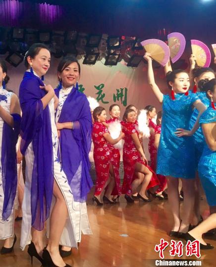 “白衣天使”换装旗袍 展示被“掩盖”的美