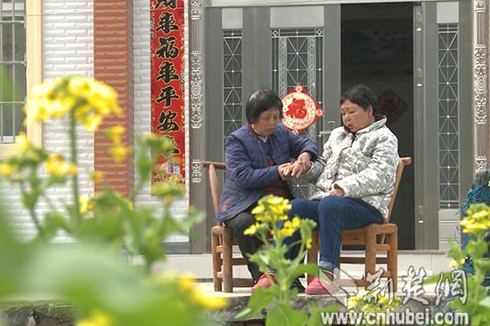 宜昌夷陵区一老人照顾患病儿媳25年