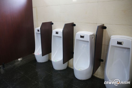 西安环城公园公厕拖布分男女 公厕保洁精细干净