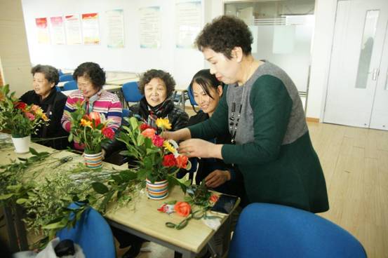 青岛八大湖街道举办插花DIY活动庆祝三八妇女节