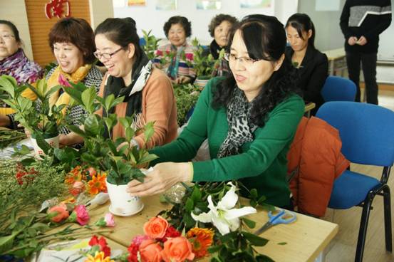 青岛八大湖街道举办插花DIY活动庆祝三八妇女节