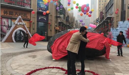 男子花百万购买陨石求婚 网友：上演现实版三生三世