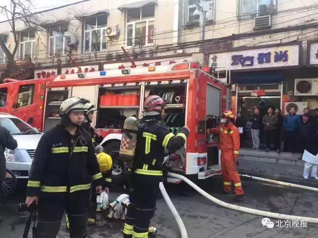 北京一小区着火 来了27辆消防车进不去