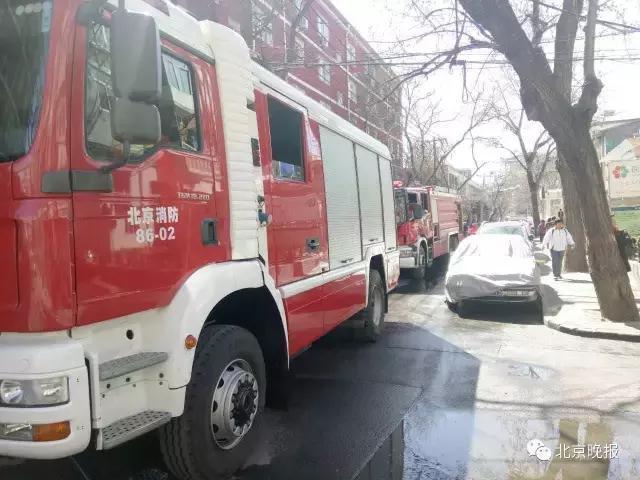 北京一小区着火 来了27辆消防车进不去