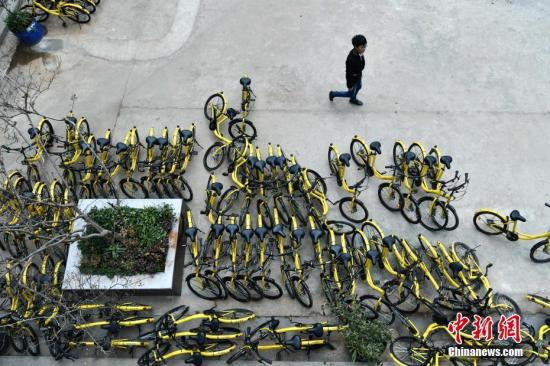 乱停乱放、恶意破坏 共享单车的尴尬折射国民素质滞后
