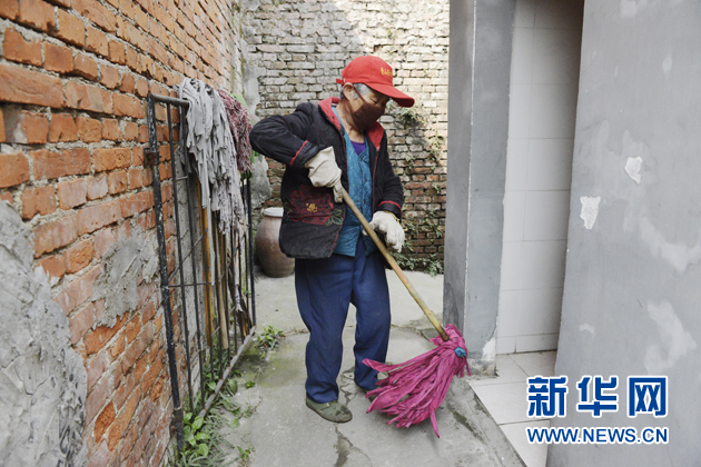 武汉一家三代义务清扫公厕 爱心传递跨越半个世纪