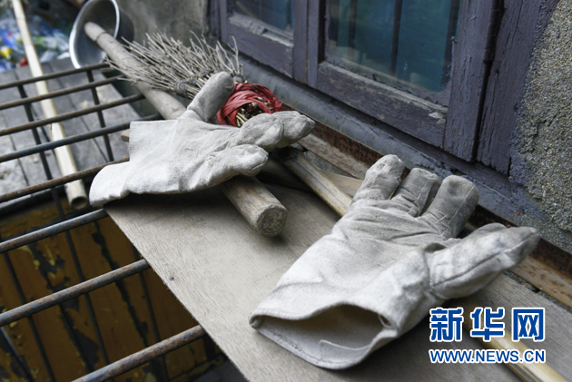 武汉一家三代义务清扫公厕 爱心传递跨越半个世纪