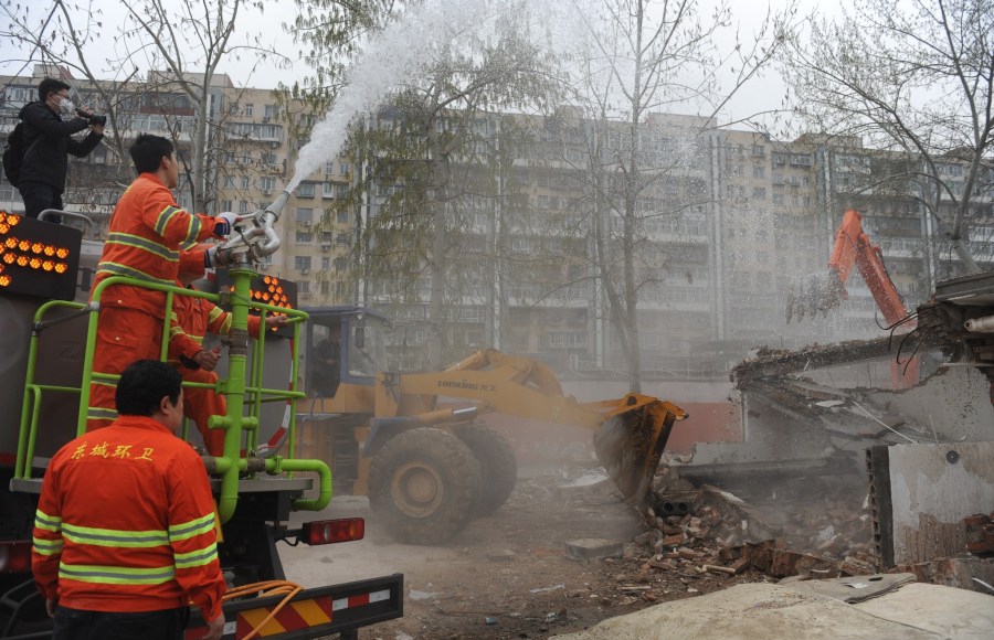 北京东城区最大单体群租房违建被拆 1房住10人