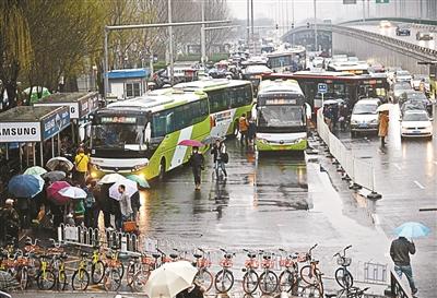 北京上千共享单车围堵被清理 将明确违停处罚规则