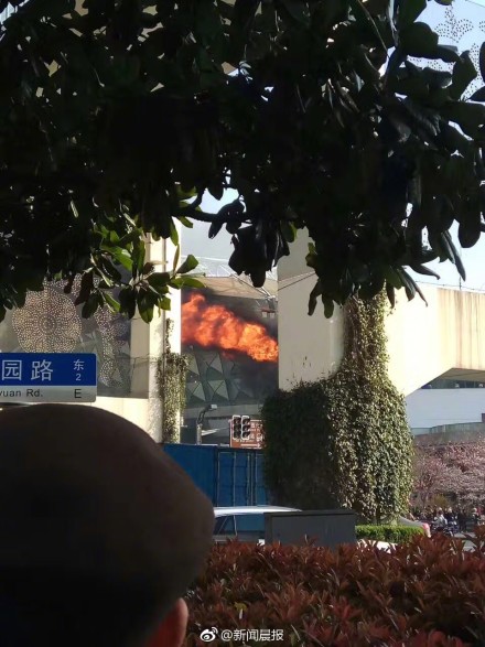 上海虹口足球场突发火灾 现场浓烟滚滚