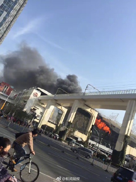 上海虹口足球场突发火灾 现场浓烟滚滚