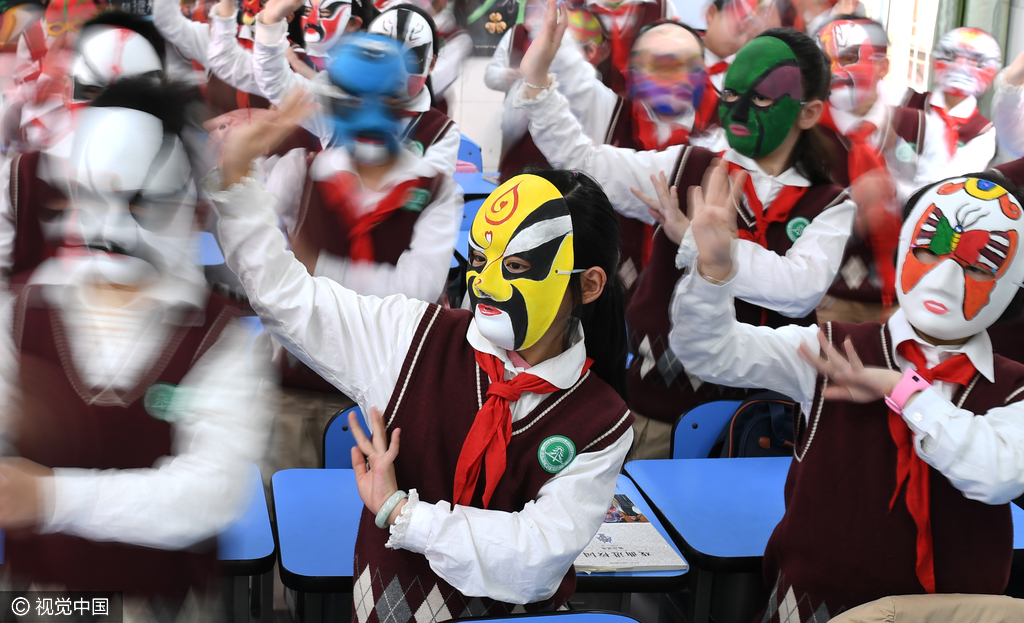 武汉千名小学生戴戏曲脸谱跳操 面具均为自已手绘