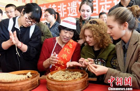 内蒙古高校里的非遗传承：中外学子体验“面食文化”