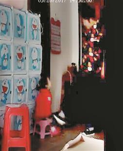 2岁女儿总是受伤 父母装摄像头拍下被保姆殴打一幕