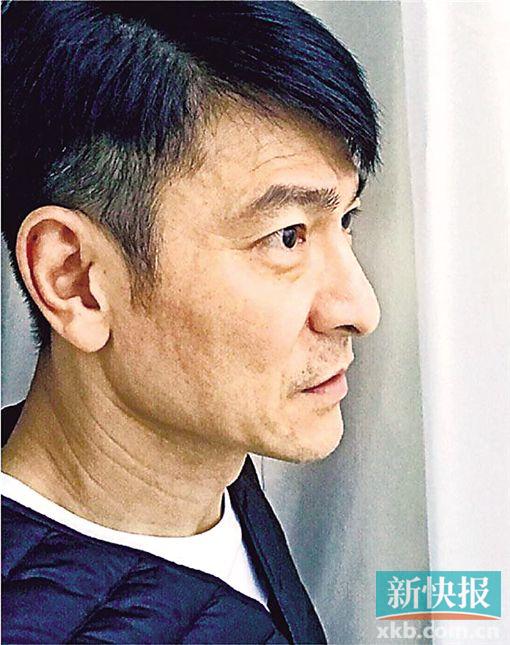 刘德华取消演唱会损失惨重 用助行器可行走100分钟