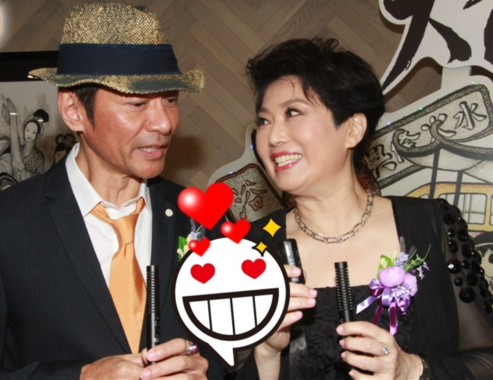 组图：54岁江华与妻子合体现身 俊俏模样不在