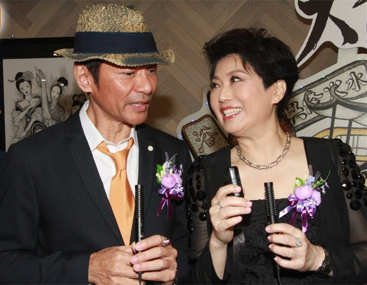组图：54岁江华与妻子合体现身 俊俏模样不在