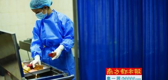 入殓师为逝者化妆:他突然睁眼 我赶紧说对不起