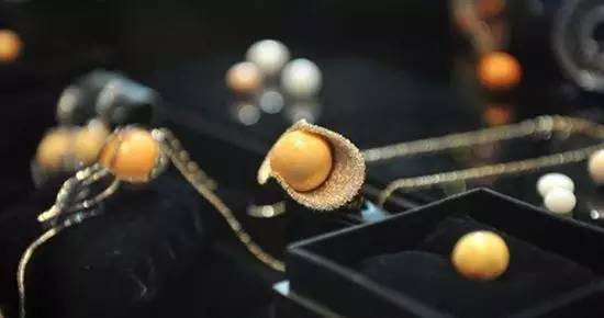 渔民捞个海螺当午饭发现稀有珍珠 据说价值几十万