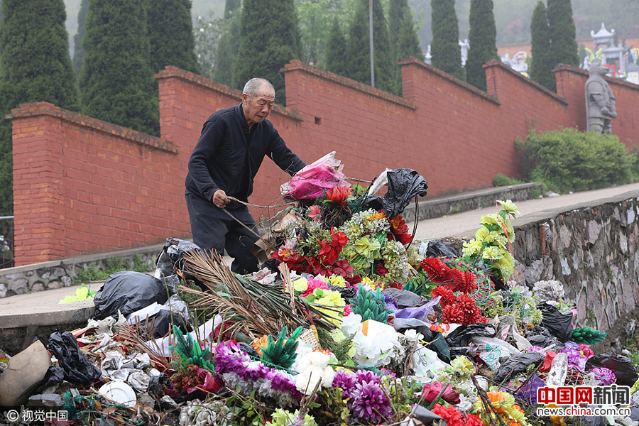 公墓垃圾“堆积如山” “爷爷保洁员”每天背约4千斤