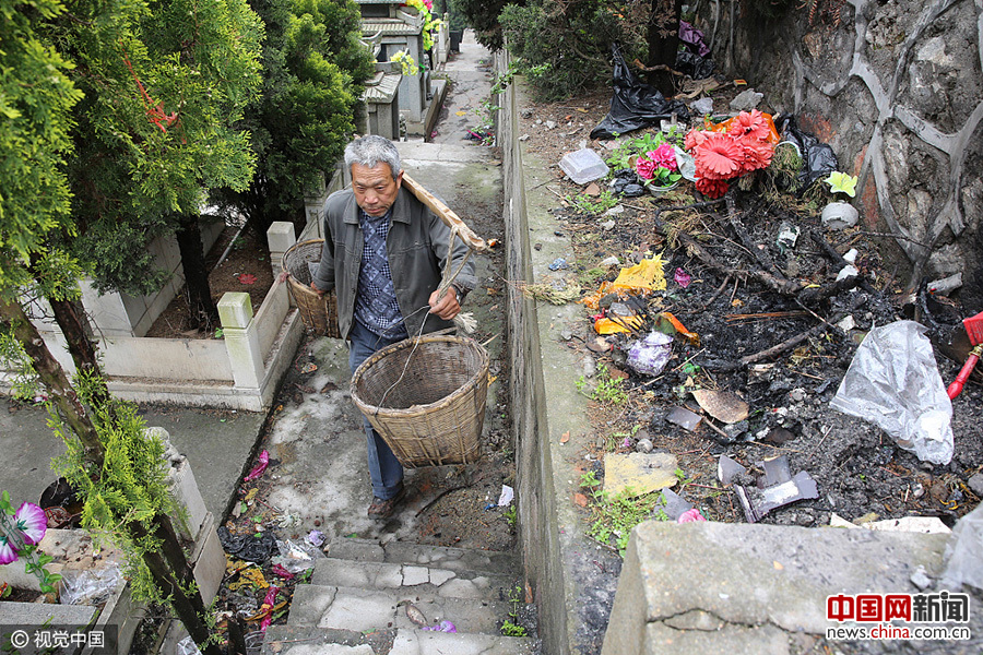 公墓垃圾“堆积如山” “爷爷保洁员”每天背约4千斤