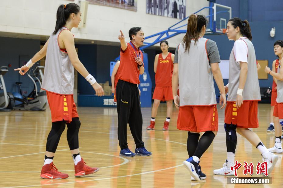 中国女篮举行公开训练课 姚明亲自督战