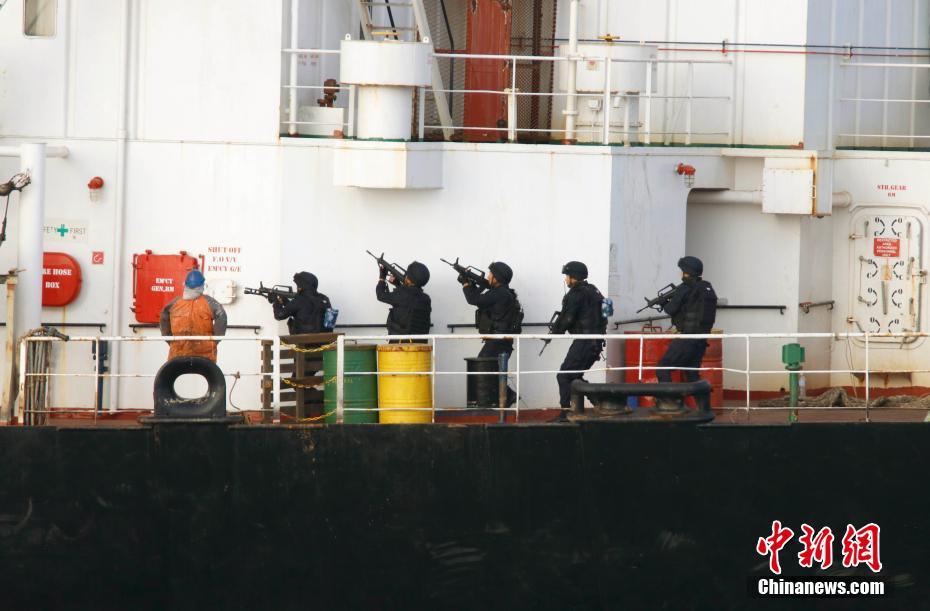 中国海军护航编队武力营救外籍货船并护送至安全海域