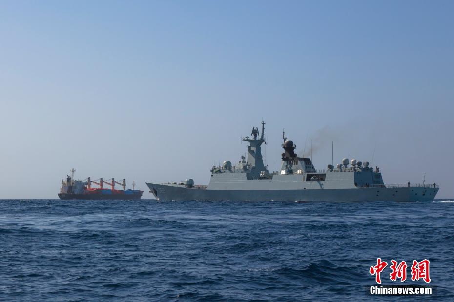 中国海军护航编队武力营救外籍货船并护送至安全海域