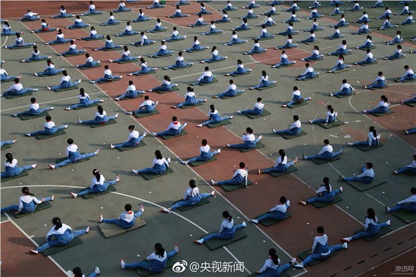 济南惊现史上最难课间操 数百小学生齐下腰一字马超震撼