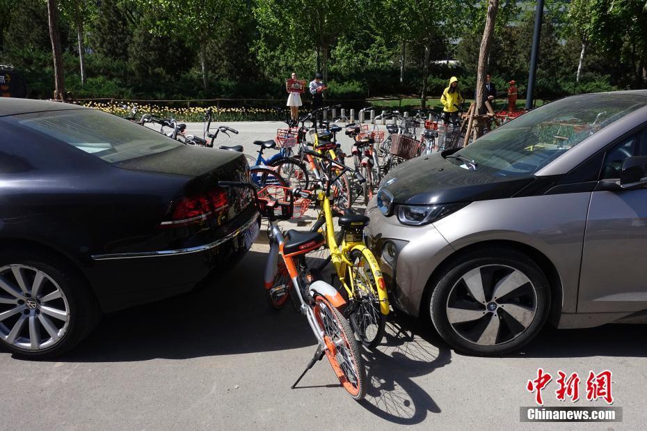 北京共享单车数量激增 汽车路边被“围堵”