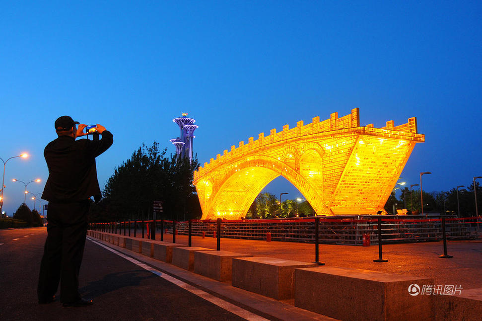 北京土豪金“赵州桥”亮灯 流光溢彩